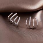 Four-prong layered wavy silver claw stud earrings with double zircon-encrusted curved bars, minimalist geometric silver jewelry for daily commuting and dating outfits