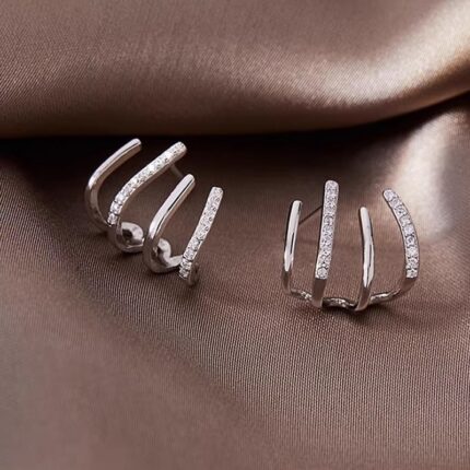 Four-prong layered wavy silver claw stud earrings with double zircon-encrusted curved bars, minimalist geometric silver jewelry for daily commuting and dating outfits